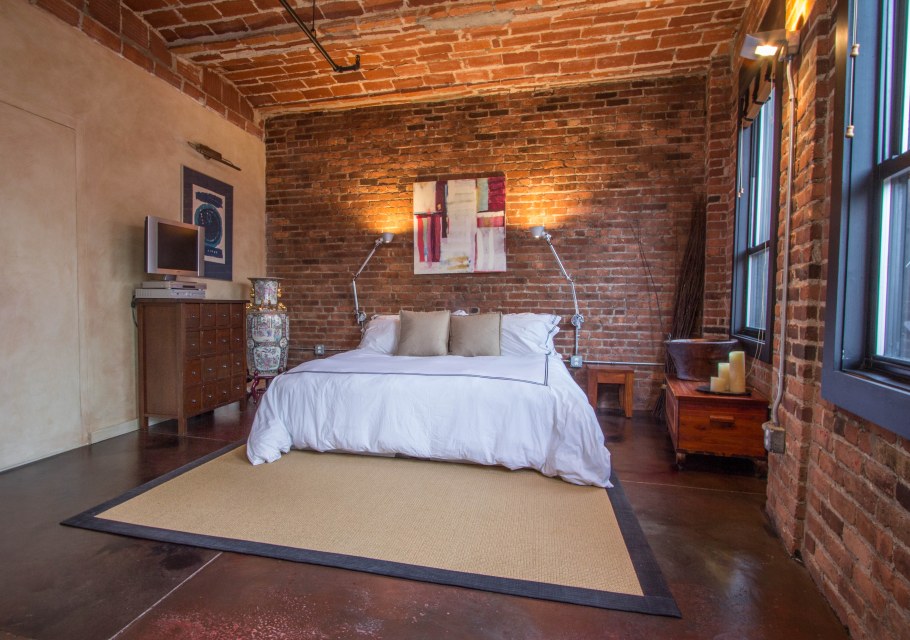 Спальня в стиле лофт красный кирпич