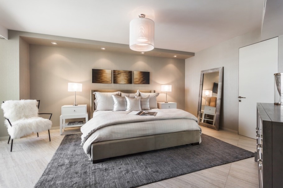 Ковер в спальне с двуспальной кроватью