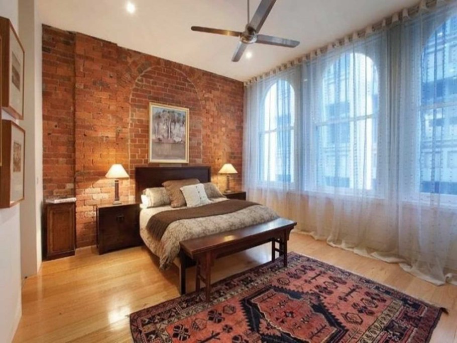 Спальня в кирпичном доме