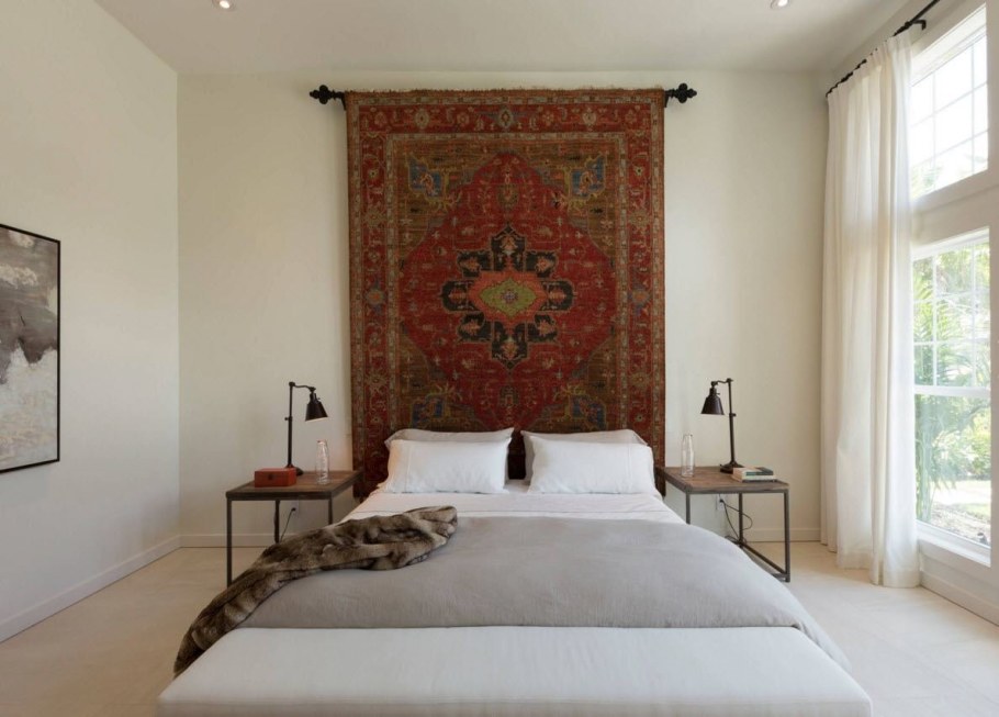 Ковер на стене в спальне