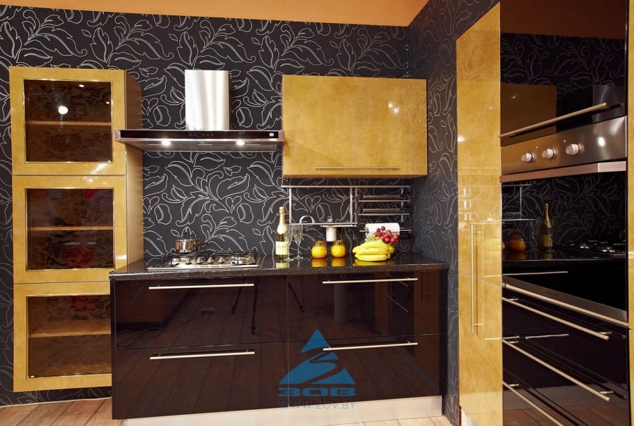 Кухонный гарнитур черный золотистый