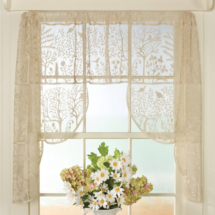 Кружевная занавеска на окне