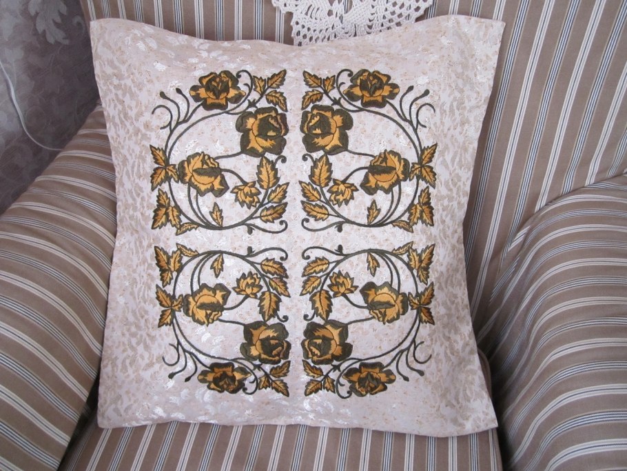 Подушки декоративные с машинной вышивкой