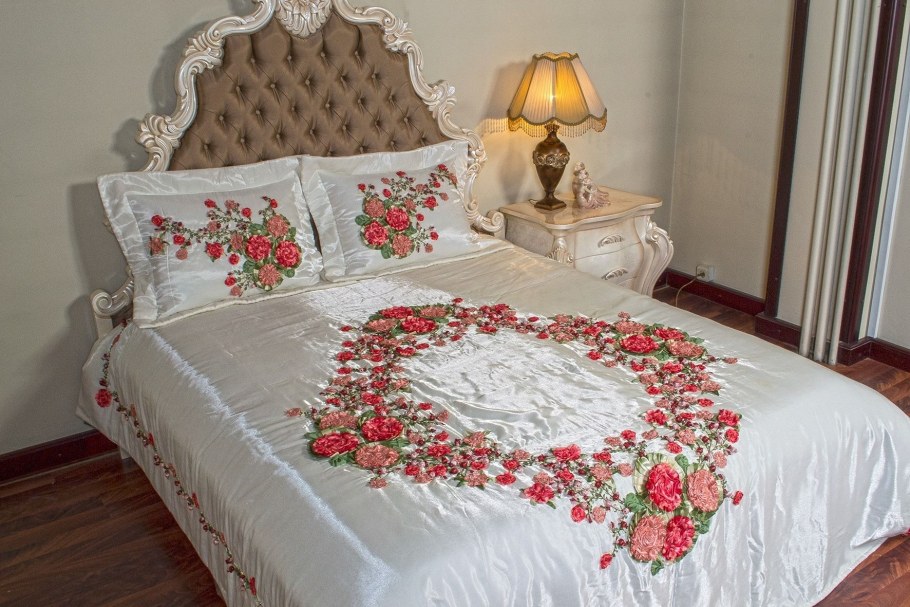 Покрывала вышитые лентами