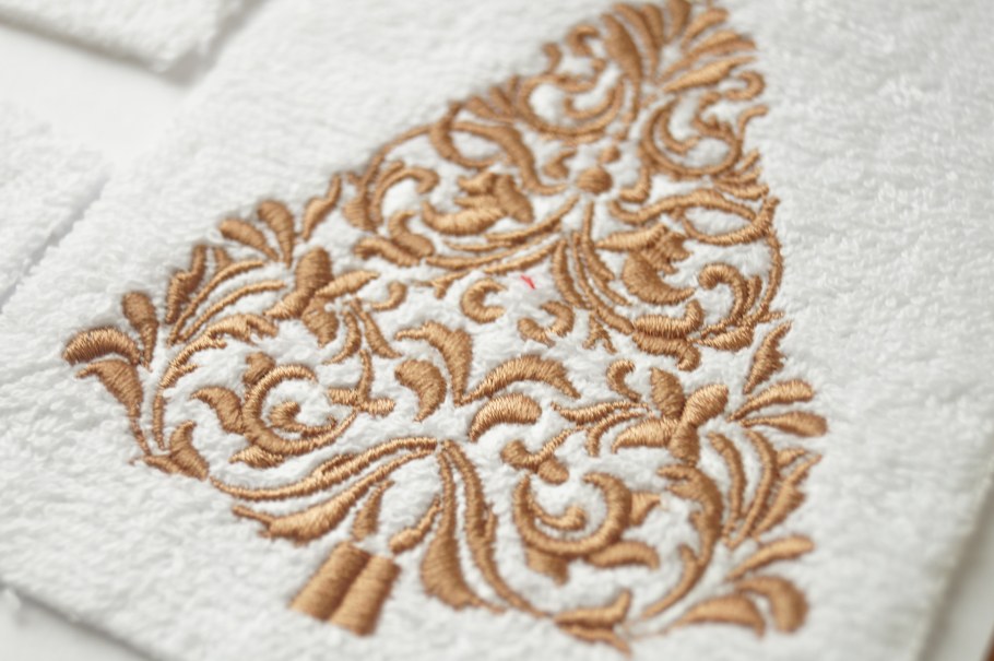 Машинная вышивка на полотенце