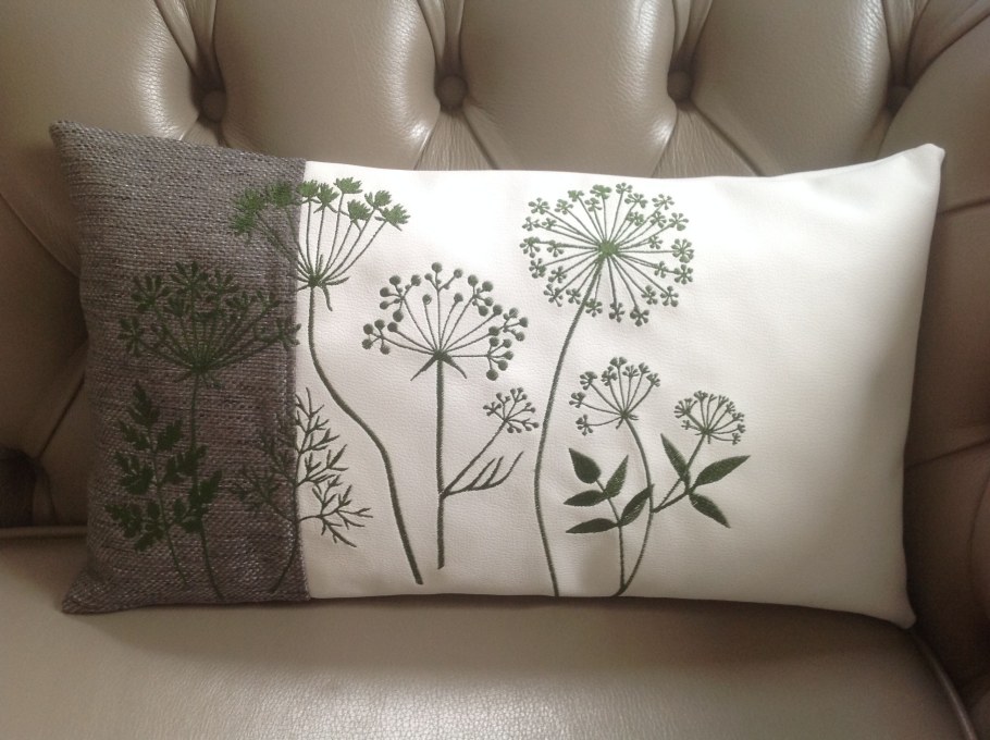 Ботаническая вышивка на подушках