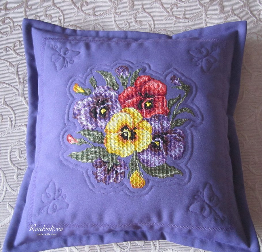 Машинная вышивка на подушках