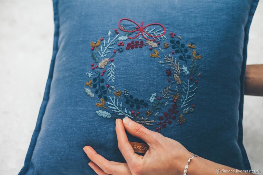 Машинная вышивка на подушках