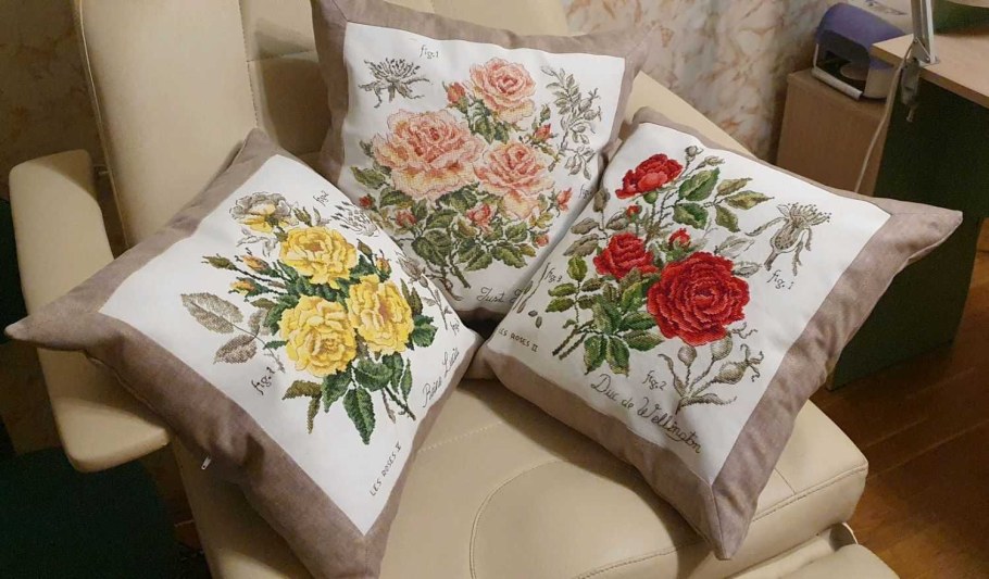 Вышитые подушки в интерьере