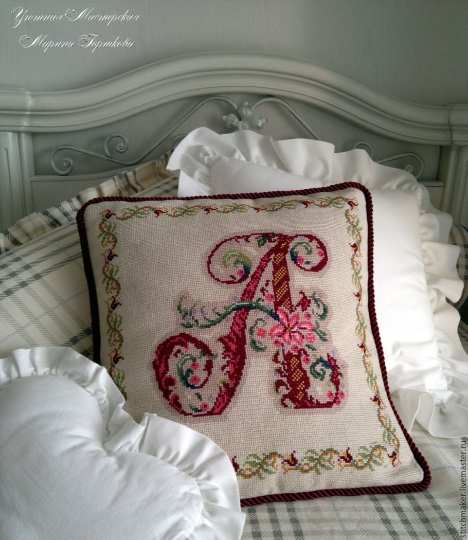 Подушка с ручной вышивкой