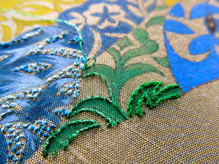 Вышивка тканью по ткани