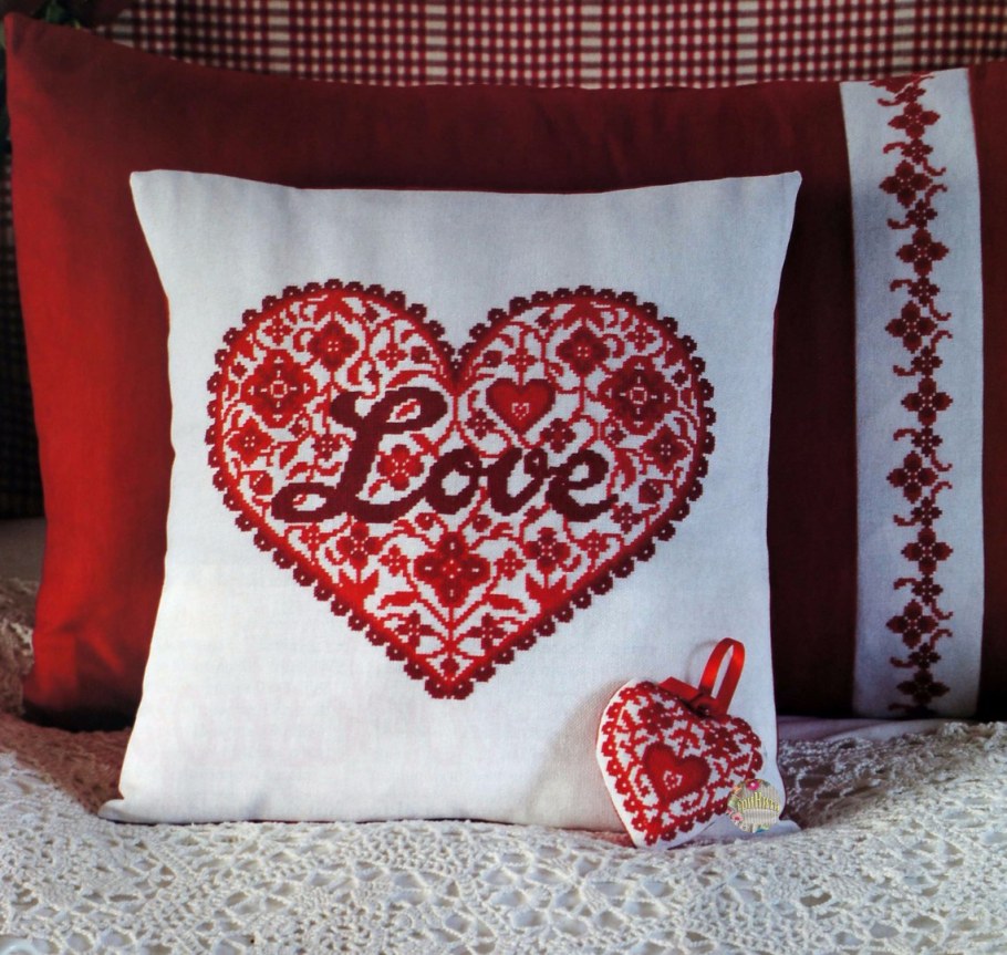Вышитые подушки