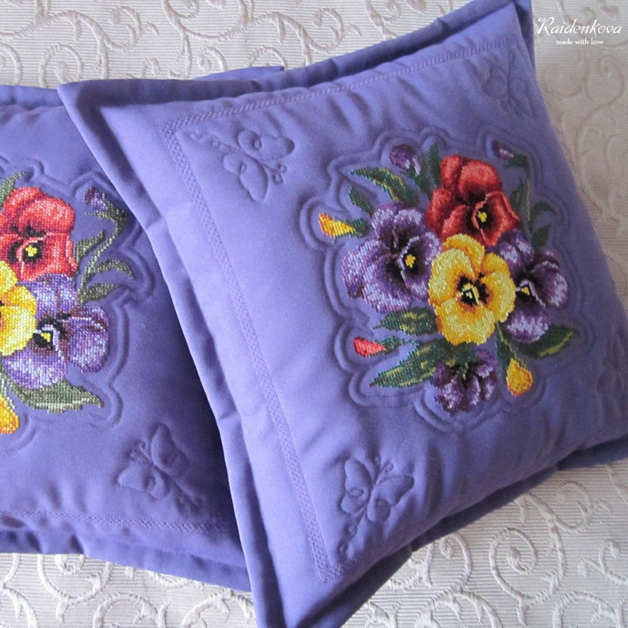 Машинная вышивка на подушках