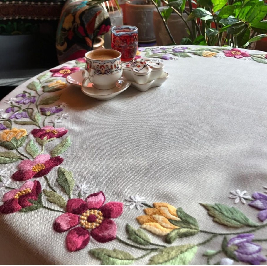 Скатерть с вышивкой
