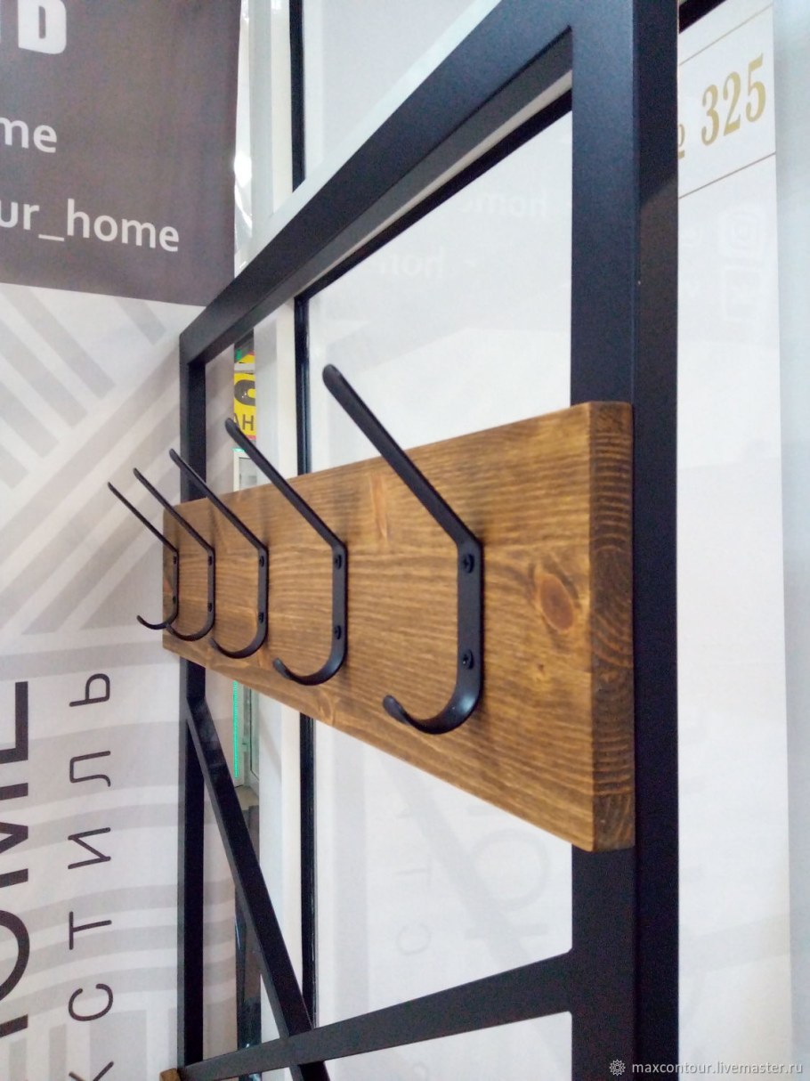 Крючки на дереве лофт