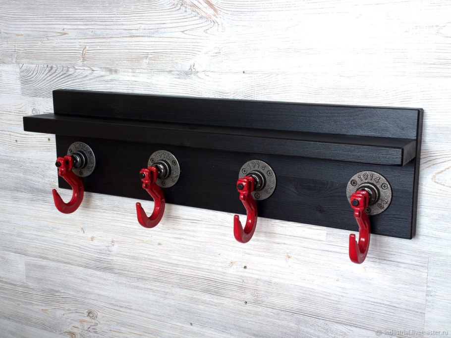 Вешалка лофт из железнодорожных костылей