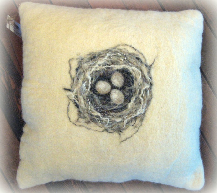 Подушечка валяная декоративная круглая