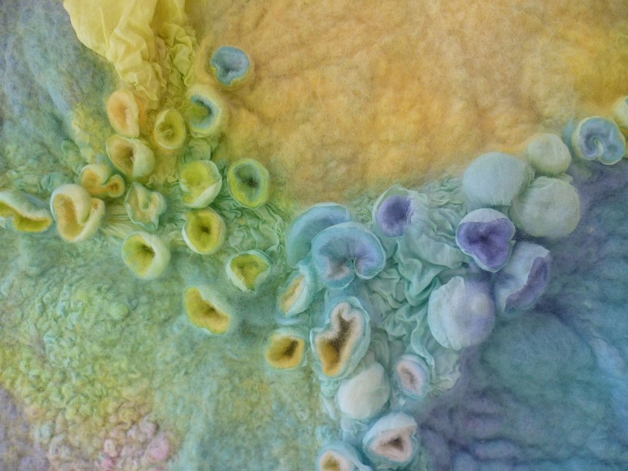 Вышивка шерстью для валяния на ткани