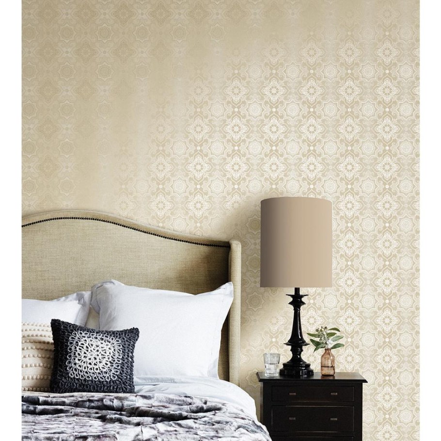 Обои с арабесками в интерьере