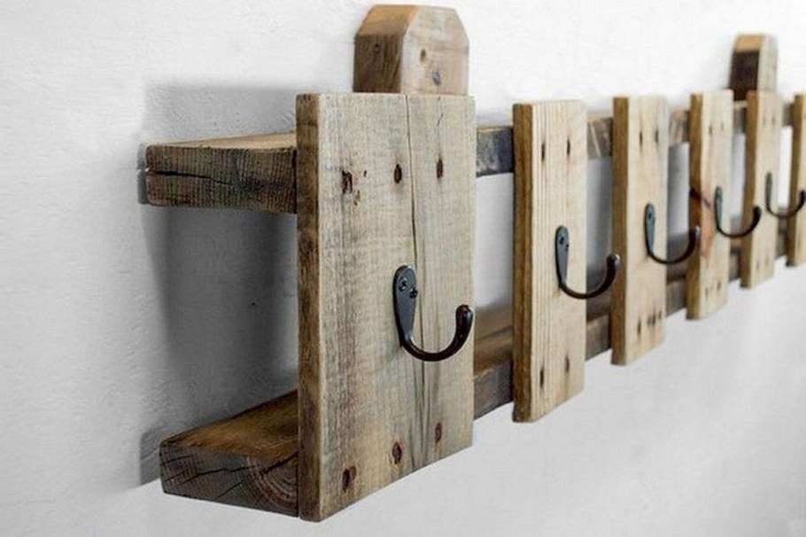 Вешалка из досок в прихожую