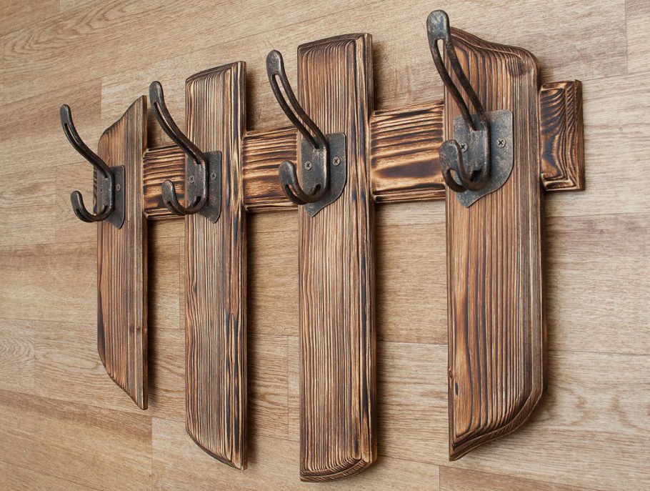 Кованые крючки для вешалки в прихожую