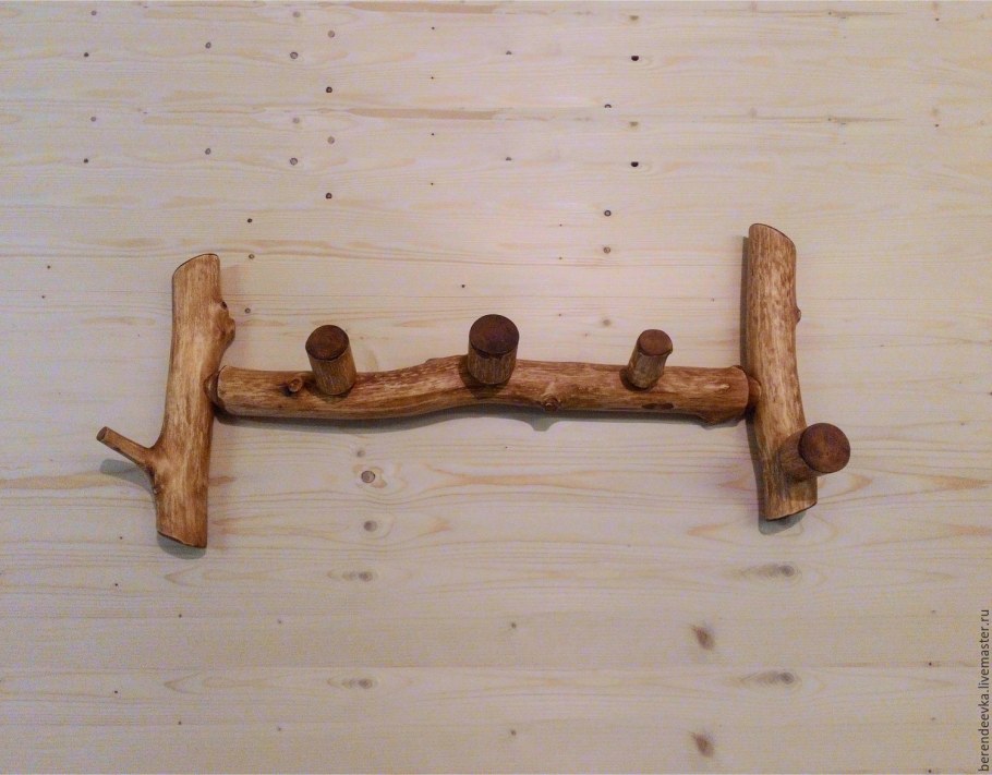 Вешалка из дерева