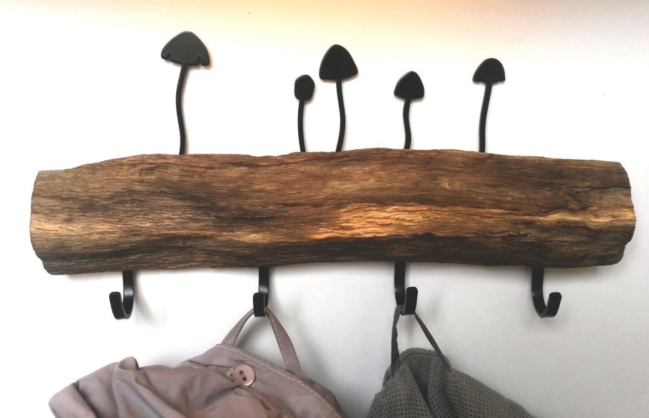 Вешалка из досок