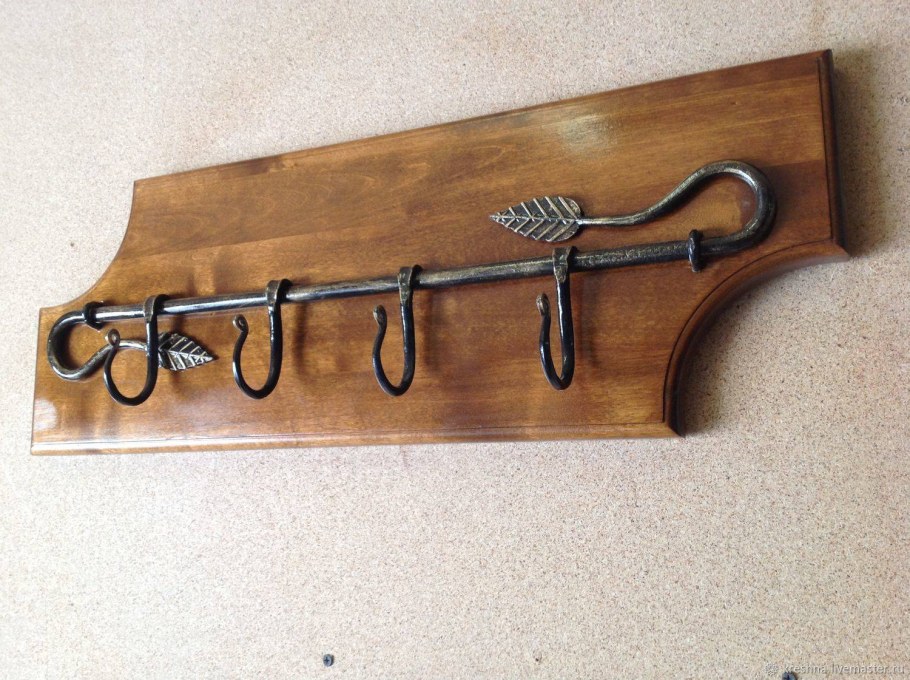 Красивые деревянные вешалки