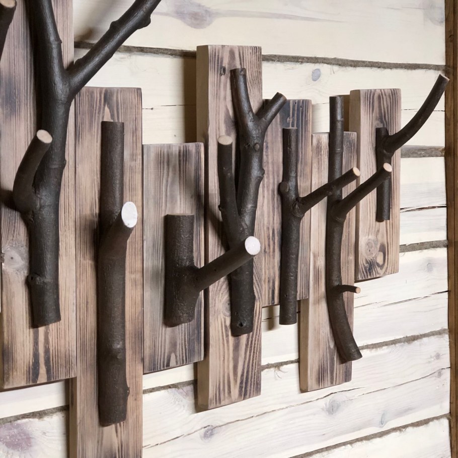 Вешалка настенная из веток