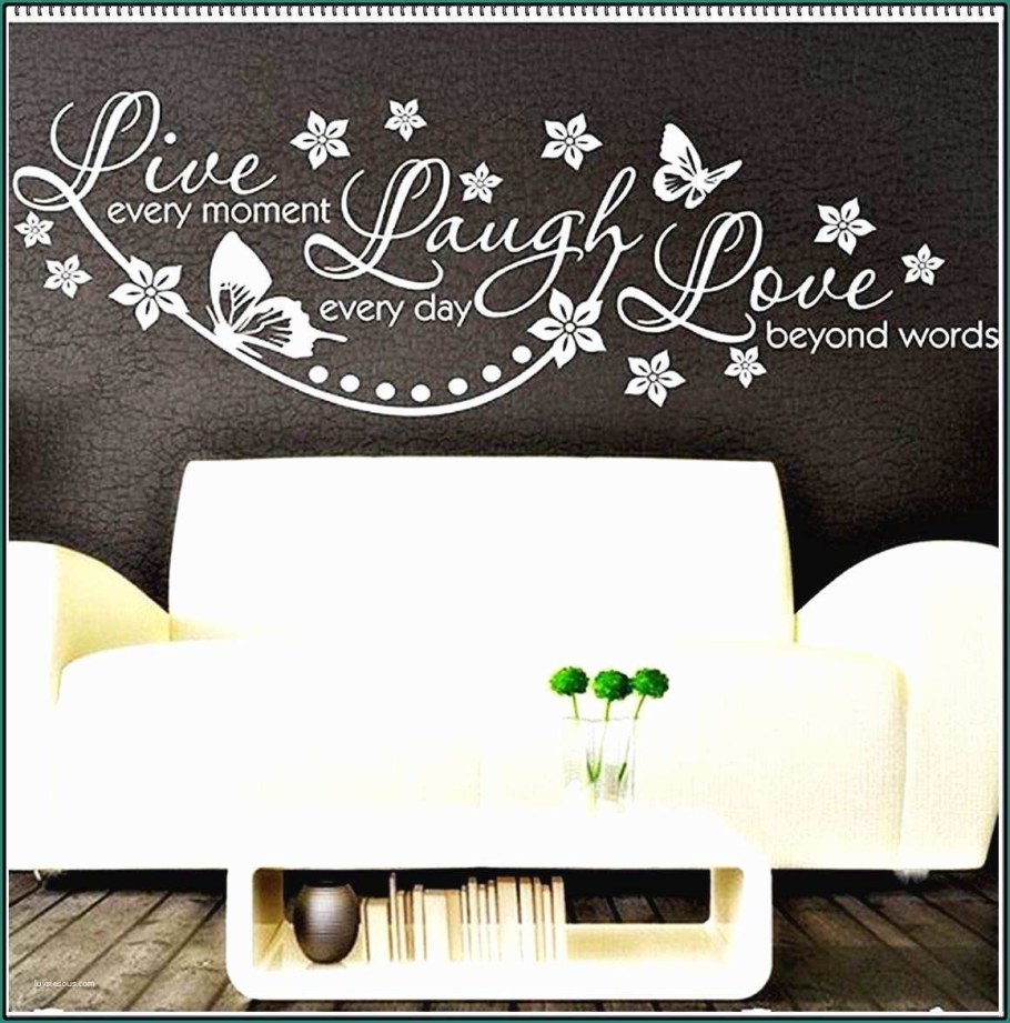 Трафаретные надписи на стенах