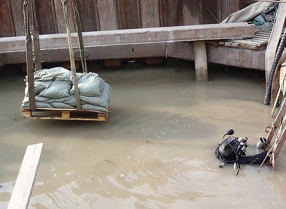 Подводное бетонирование мешками