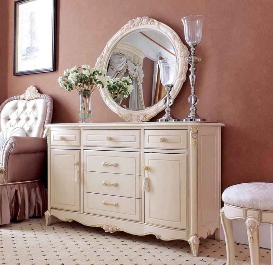 Комод с зеркалом в спальню