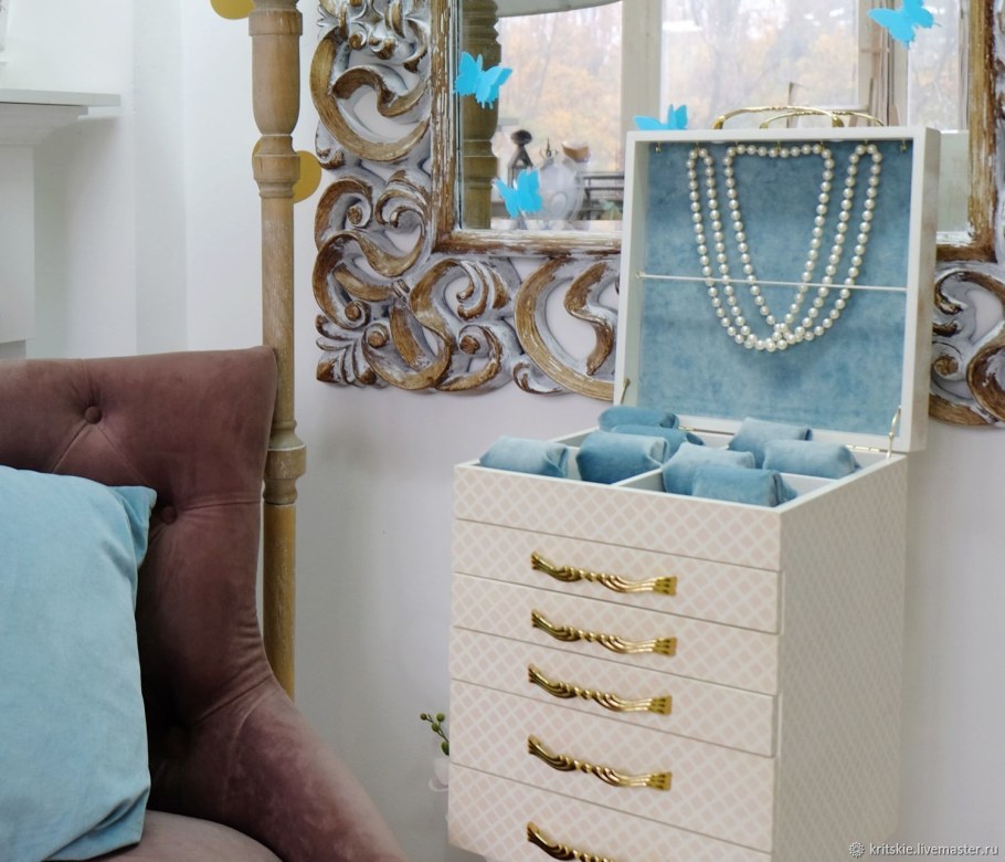 Комод для украшений