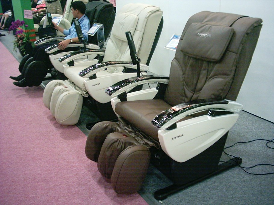 Массажное кресло в торговом центре