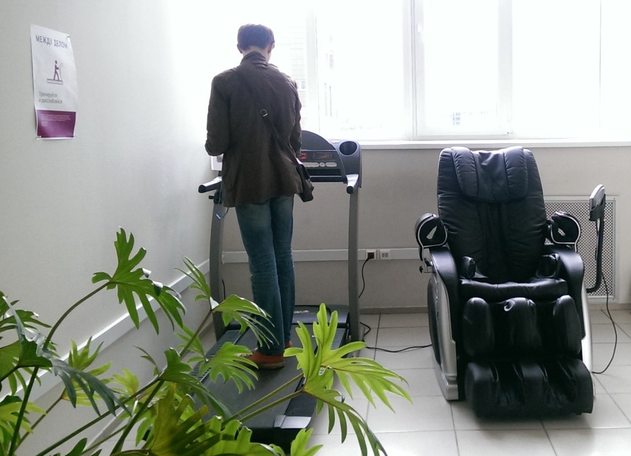 Массажное кресло в офисе для сотрудников