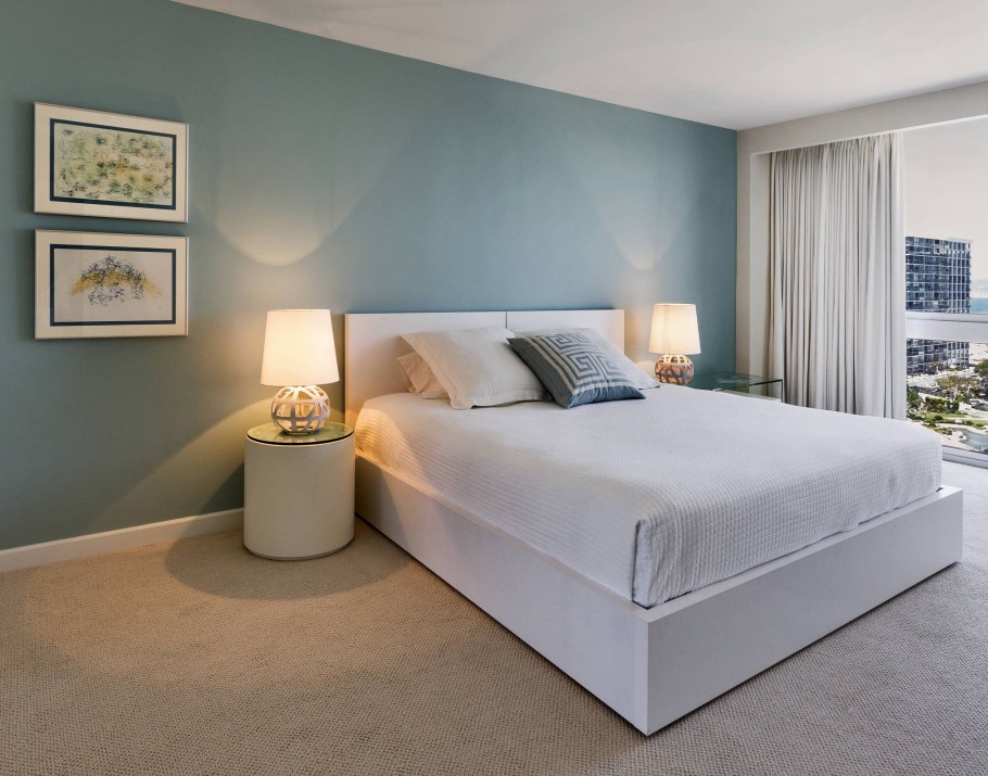 Крашеные стены в спальне