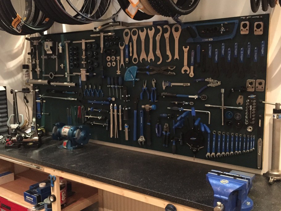 Стенд для инструментов в мастерской