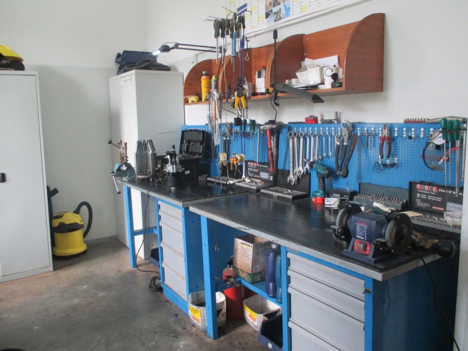 Слесарная мастерская в гараже