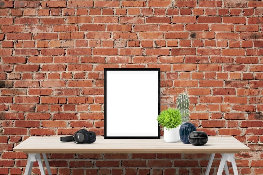 Кирпичная стена с полками