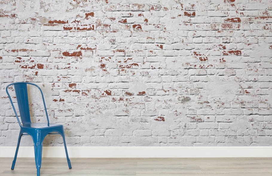 Беленая кирпичная стена