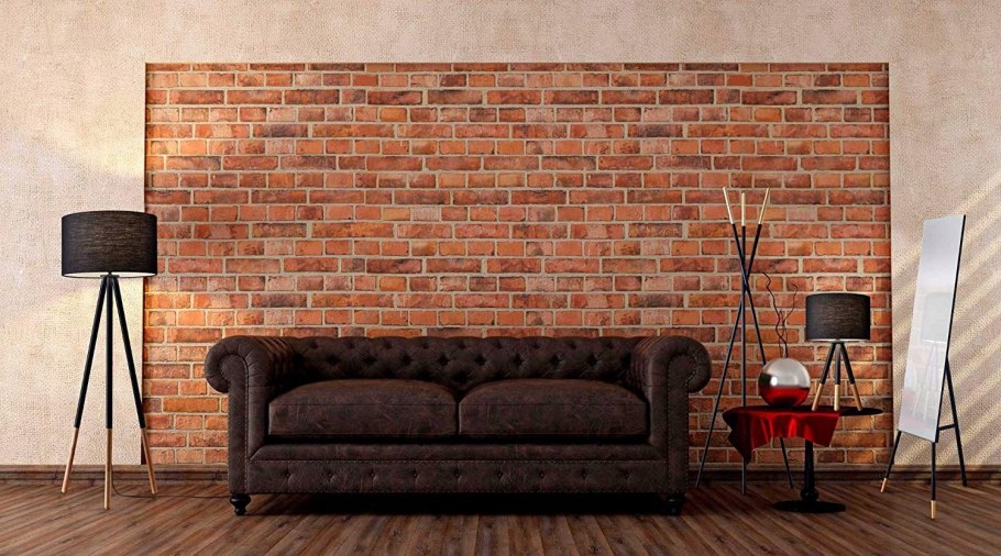 Диван на фоне кирпичной стены
