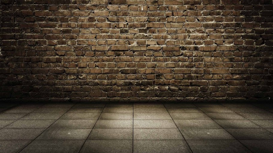 Переулок с кирпичной стеной