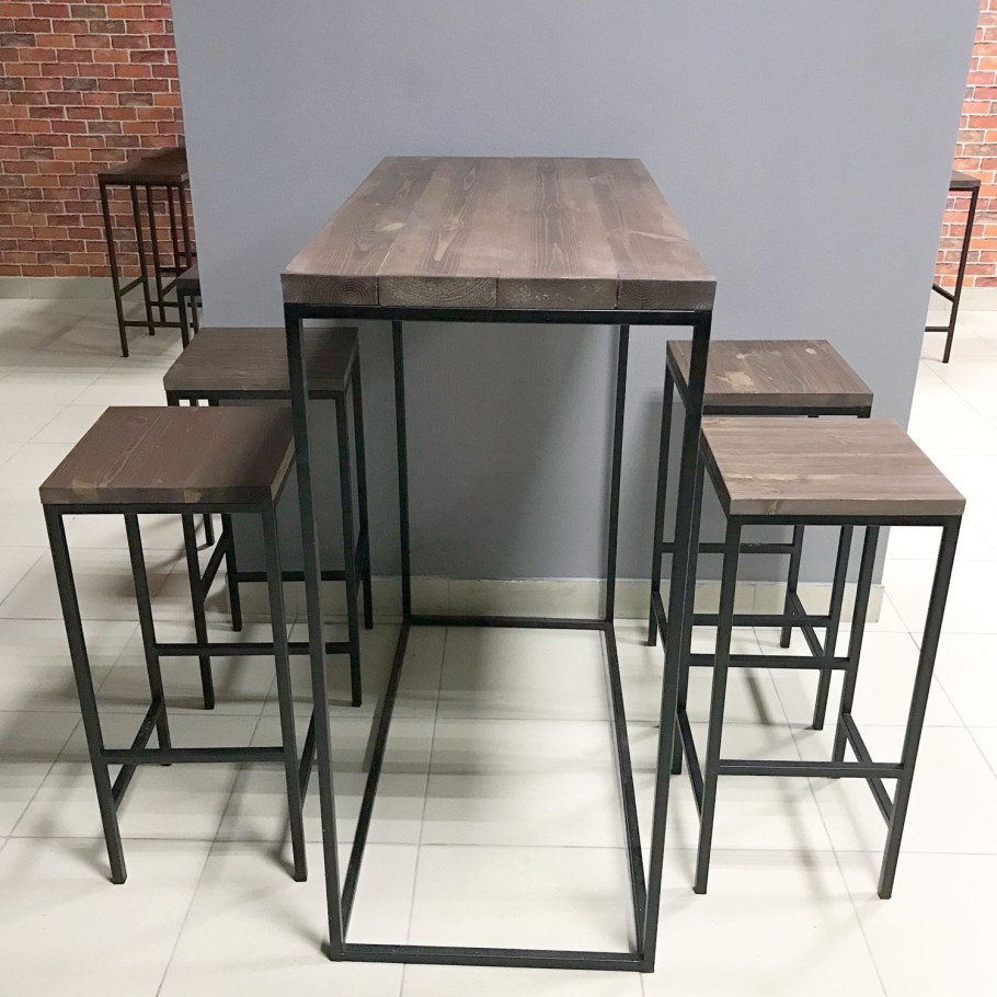 Кухонный стол из металла