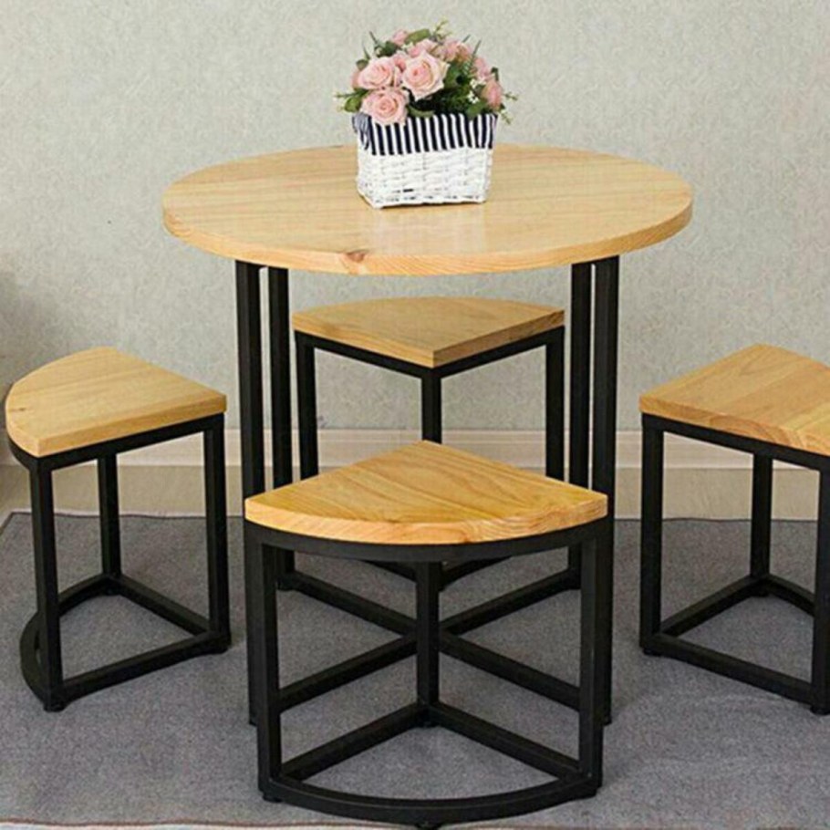 Кухонный стол с табуретками