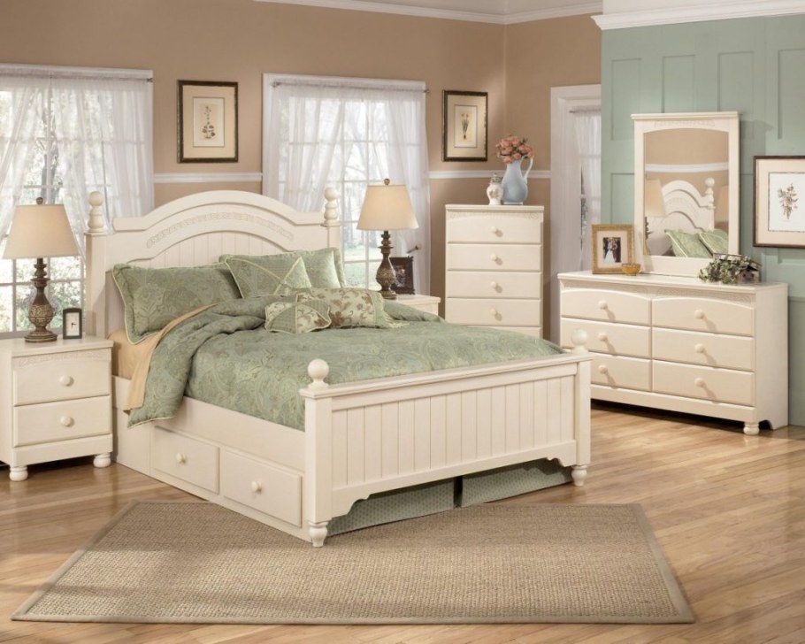 Ashley Woodinville спальня