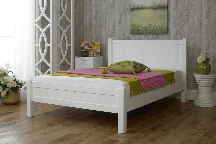 Белая деревянная кровать