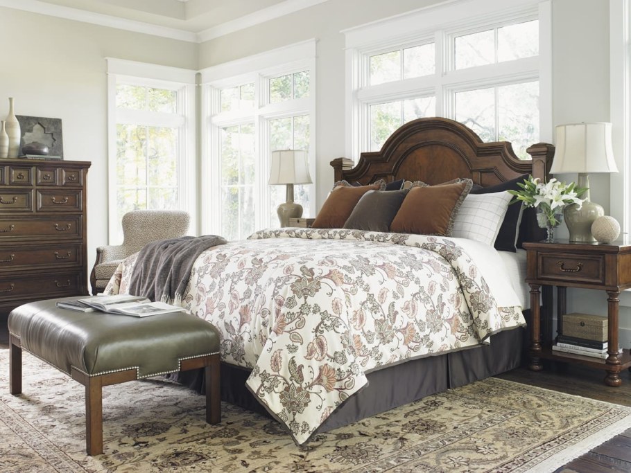 Кровать высокая в английском стиле