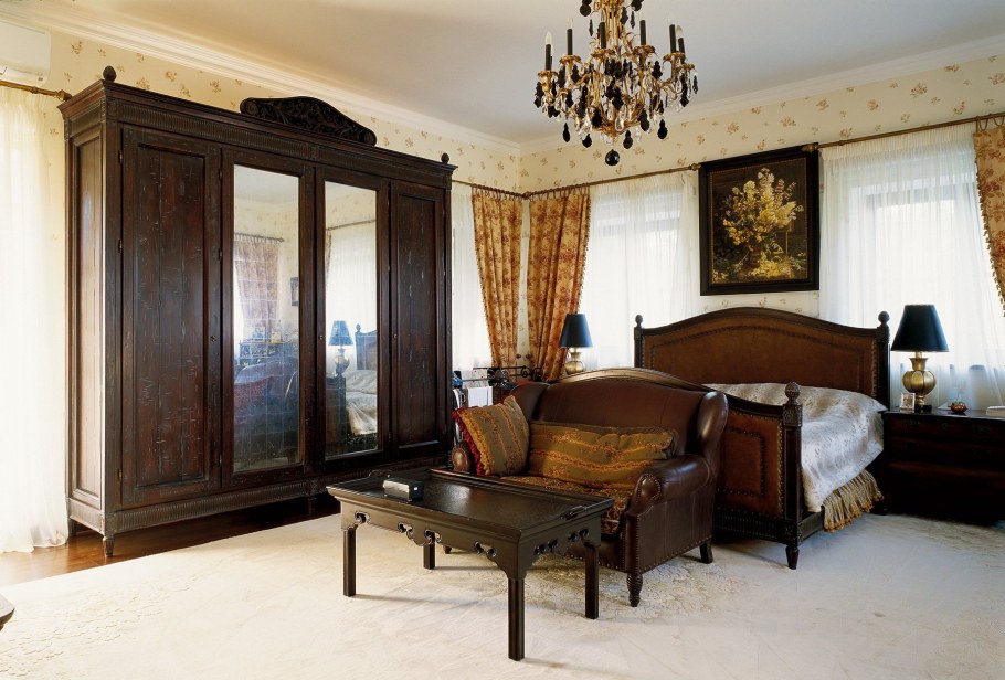 Интерьер спальни в классическом стиле с темной мебелью