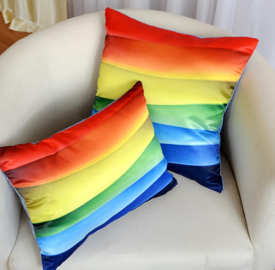 Радужная подушка