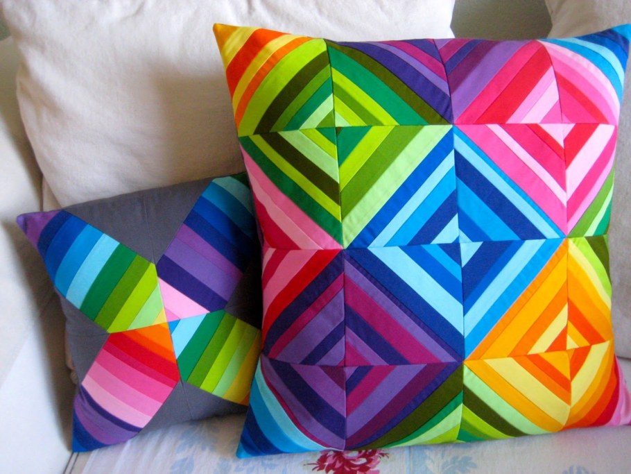 Подушка из лоскутков полосками